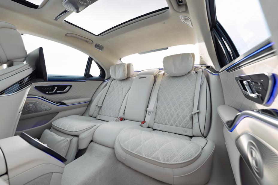 MBUX Superscreen and high-end display technology in the S-Class cabin